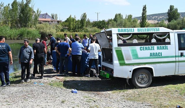 Kızılırmak'a düşen arkadışını kurtarmak isterken birlikte boğuldular