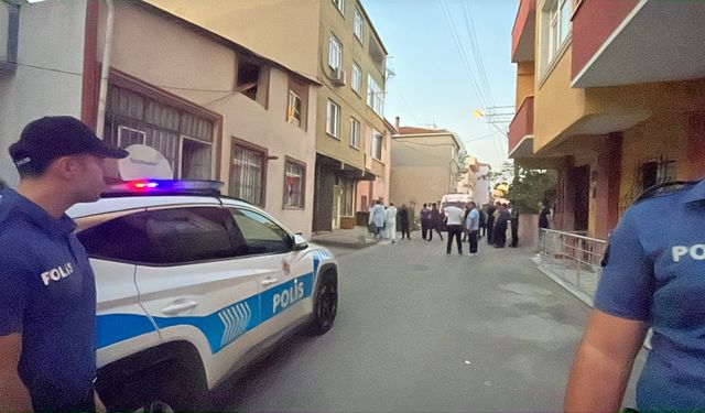 Kötü koku gelen evde anne- kız ölü bulundu; vücutlarında kesici alet yaraları var