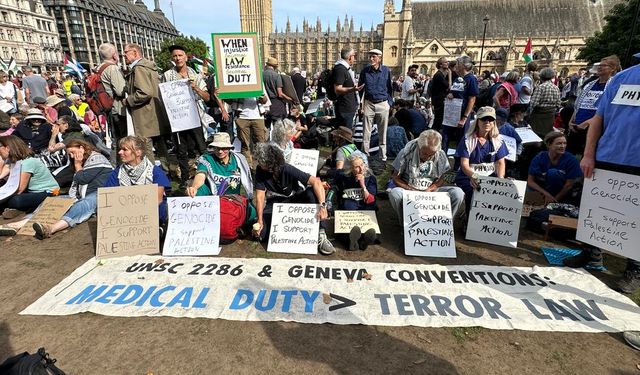 Londra'da yasaklı ‘Palestine Action' grubuna destek eyleminde 890 gözaltı