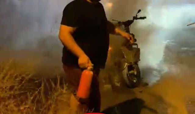 Motosikletteki yangına kırık bacağıyla müdahale etti; o anlar kamerada