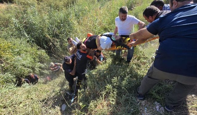 Okula giden öğretmenlerin içinde olduğu otomobil dereye yuvarlandı: 2 yaralı