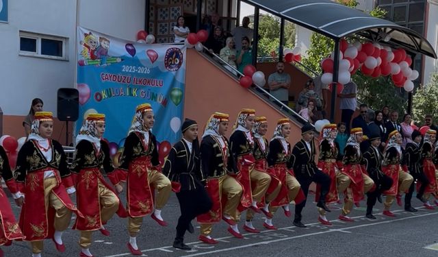 Okulun ilk günü, ağlayan öğrenciyi vali teselli etti