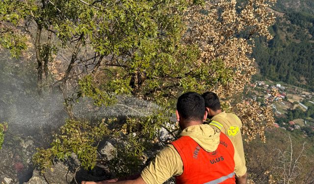 Orman işçileri, alevlerden son anda kurtuldu