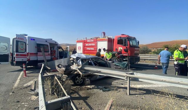 Otomobil, bariyerlere çarptı: 1 ölü, 4 yaralı