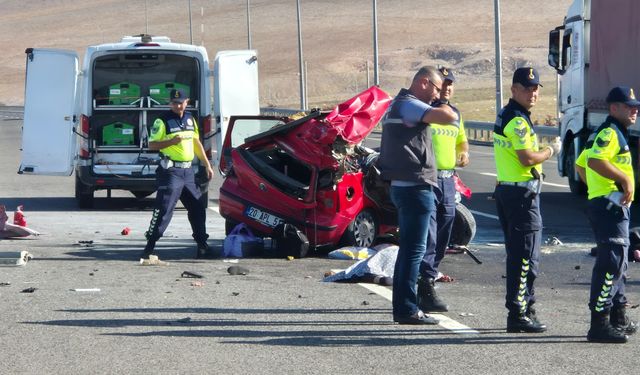 Otomobil, TIR'a arkadan çarptı: 3 ölü, 2 yaralı- Yeniden