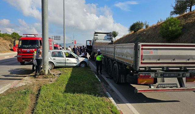 Otomobil, TIR'a çarptı; 1 ölü, 1 yaralı