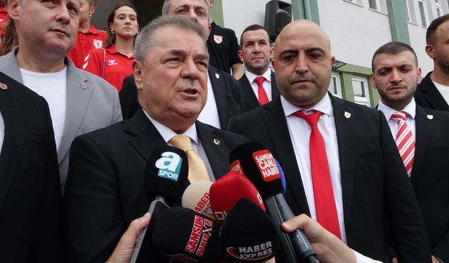 Samsunspor, futbolcular ile birlikte 20 bin öğrenciye defter ve kalem dağıttı