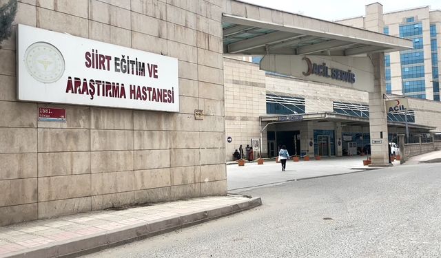 Siirt'te ağaçtan düşen çiftçi patpatla ambulansa taşındı