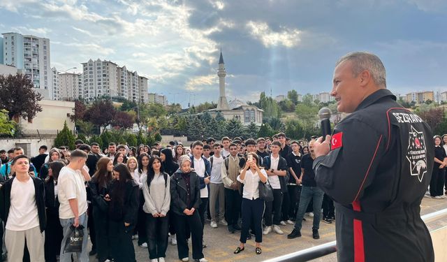 Türkiye'nin ilk astronotları, ilk ders gününde öğrencilerle buluştu