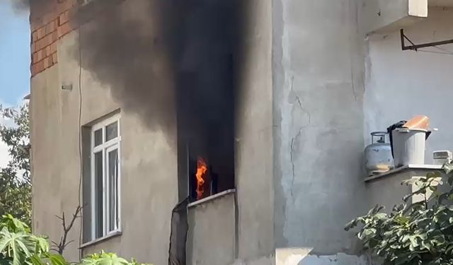 Yangında mahsur kalan kadını, itfaiye ekipleri kurtardı