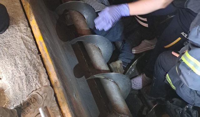 Yem karma makinesine düşen işçiyi itfaiye kurtardı