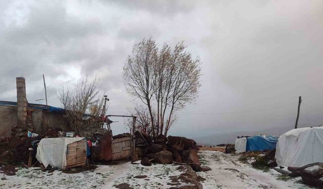 Afyonkarahisar’ın 1300 rakımlı yaylasına mevsimin ilk karı düştü