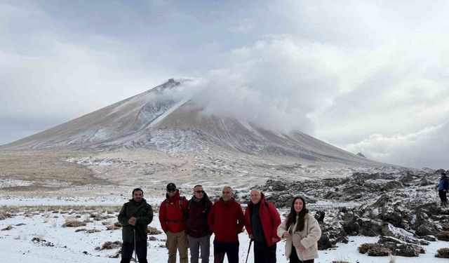 Ağrı Dağı’nda kar yağışına rağmen 27 dağcı tırmanışa geçti