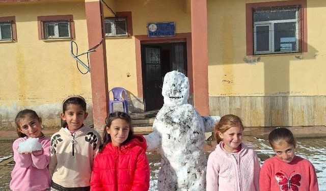 Ağrı’da öğrenciler yılın ilk kardan adamını yaptı