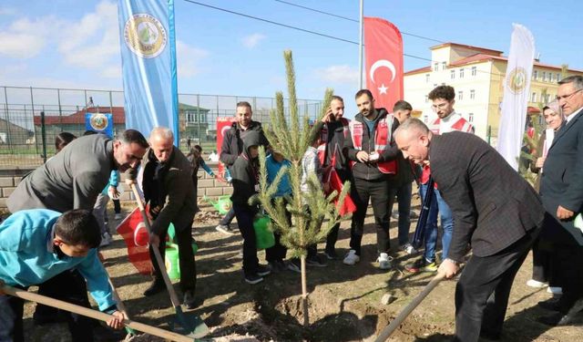 Ağrı’da "Türkiye Yeşeriyor, Gazze Güçleniyor" projesi kapsamında fidanlar toprakla buluşturuldu