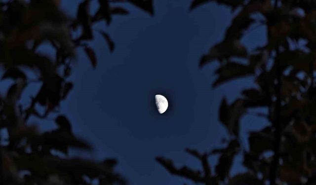 Ahlat’ta yarım ay manzarası hayran bıraktı