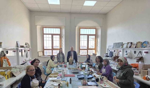 Ahşap boyama kursunda el becerileri gelişiyor