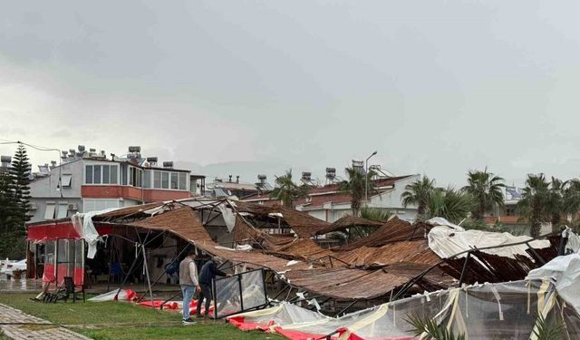 Akdeniz’de hortum kıyı şeridini vurdu: İş yerleri ve evler zarar gördü