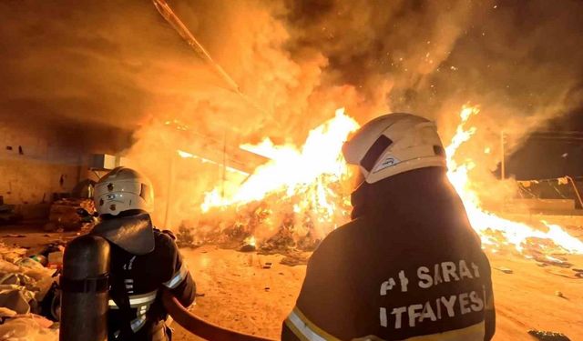 Aksaray’da alevli gece: Geri dönüşüm tesisi alev alev yandı
