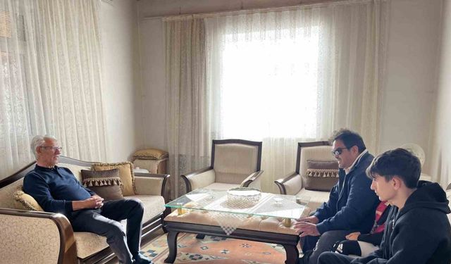 Akyaka’da vefalı öğrenci her yıl öğretmenin elini öperek, öğretmenler günü kutluyor