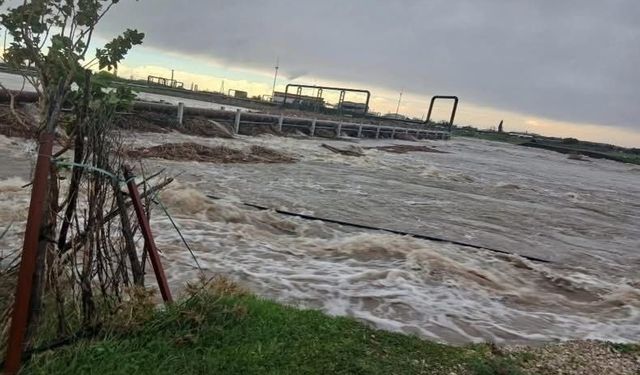 Ayvacık’ta aşırı yağış nedeniyle Tuzla Çayı taştı, tarım arazileri sular altında kaldı