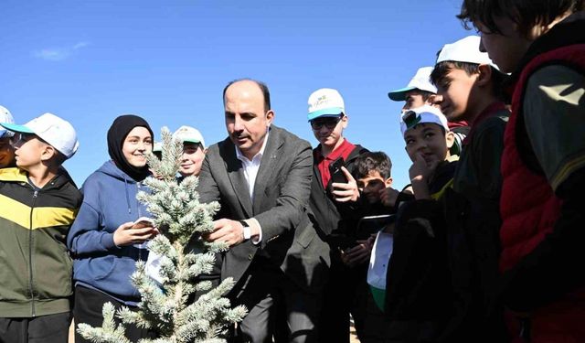 Başkan Altay "Geleceğe Nefes Konya’ya Hayat" programında öğrencilerle fidan dikti