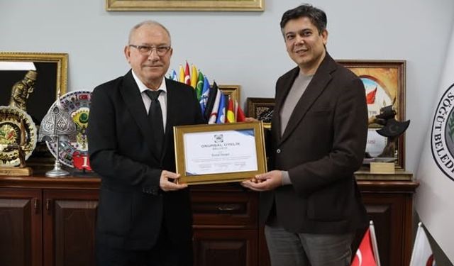 Başkan Durgut’a onursal üyelik plaketi