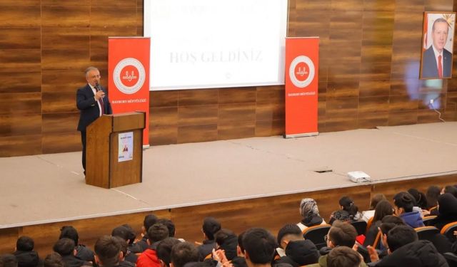 Bayburt’ta lise öğrencilerine ‘Gençlik ve Sorumluluk Bilinci’ konferansı verildi