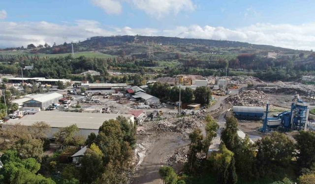 Buca Belediyesi’ne karşı çöp eylemi sürüyor