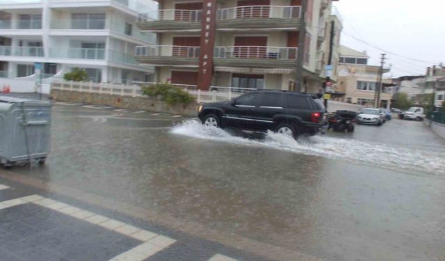 Burhaniye’de sağanak yağış yolları göle çevirdi, bazı evlerin bodrumlarını su bastı