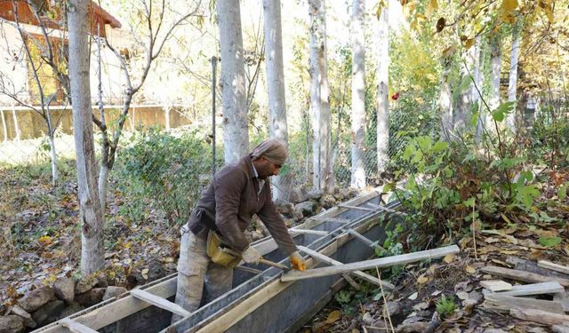 Büyükşehir Belediyesi Savur’da 600 metrelik sulama kanalını yeniliyor