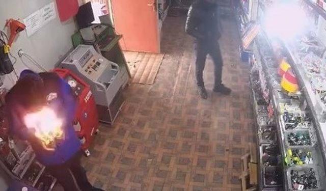 Çakmağı çakınca yüzü alevlerin arasında kaldı: o anlar kamerada