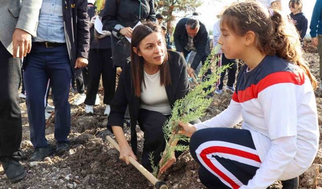 Çanakkale ve Gazze şehitleri için fidanlar toprakla buluştu