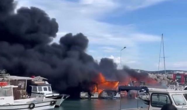 Çeşme’de korku dolu anlar: Tekneler alevlere teslim oldu