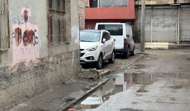 Çocuğun kafasını önce arabaya vurdu sonra çocuğu yere fırlattı