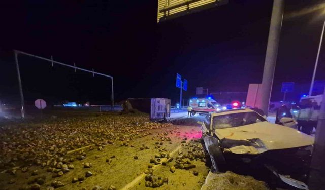Çorum’da şeker pancarı yüklü tır ile otomobil çarpıştı: 3 yaralı