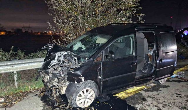 D-140’da kaza yapan araçlar hurdaya döndü: 1 ölü, 2 yaralı
