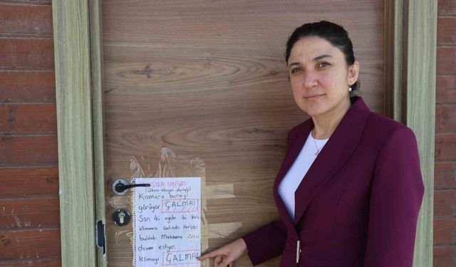 Depremzede öğrencilerin eğitim gördüğü kütüphaneye dadanan klima hırsızlarına not asıp "Lütfen Çalma" diyerek seslendiler