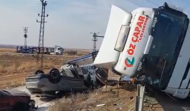 Devrilen tırda bulunan milyonluk araçlar hasar gördü