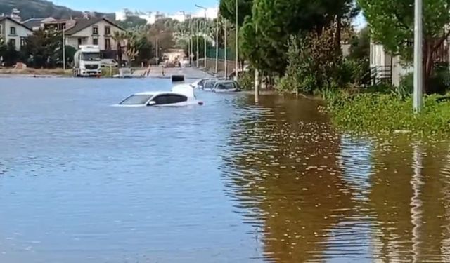 Dikili’de araçlar su altında kaldı