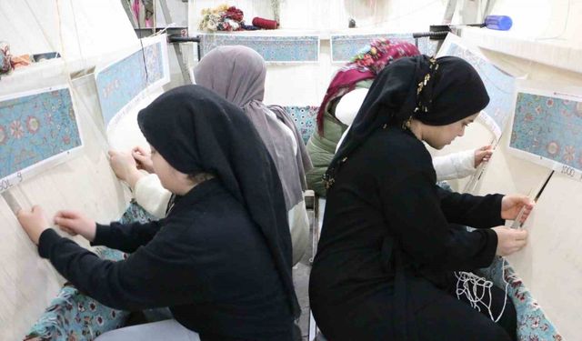 Diyarbakır’da kadınlar ürettikleri el emeği dokuma halıları Avrupa’ya satıyor