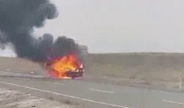 Diyarbakır’da seyir halindeki otomobil alev topuna döndü