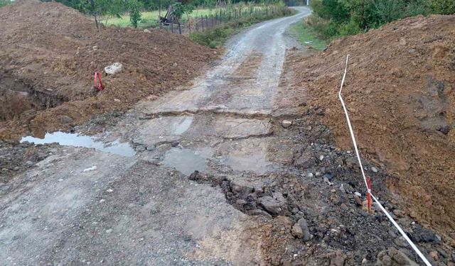 Doğalgaz çalışması sonucu bozulan yollar tehlike oluşturuyor