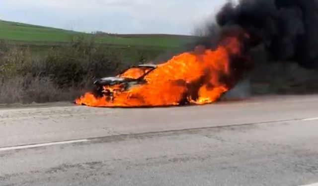 Edirne’de otomobil alev alev yandı