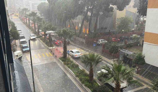 Edremit’te kuvvetli sağanak yağış etkili oluyor