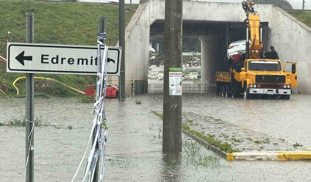Edremit’te sağanak yağış hayatı felç etti