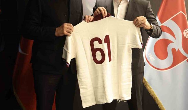 Ertuğrul Doğan, TFF Başkanı Hacıosmanoğlu’na forma hediye etti