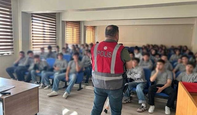 Erzincan çocuk polisi öğrencileri bilgilendirmeye devam ediyor