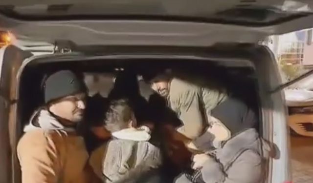 Hafif ticari araca tıka basa doldurulan  13 göçmen yakalandı