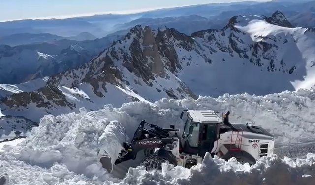 Hakkari’de karla mücadele çalışmaları aralıksız sürüyor